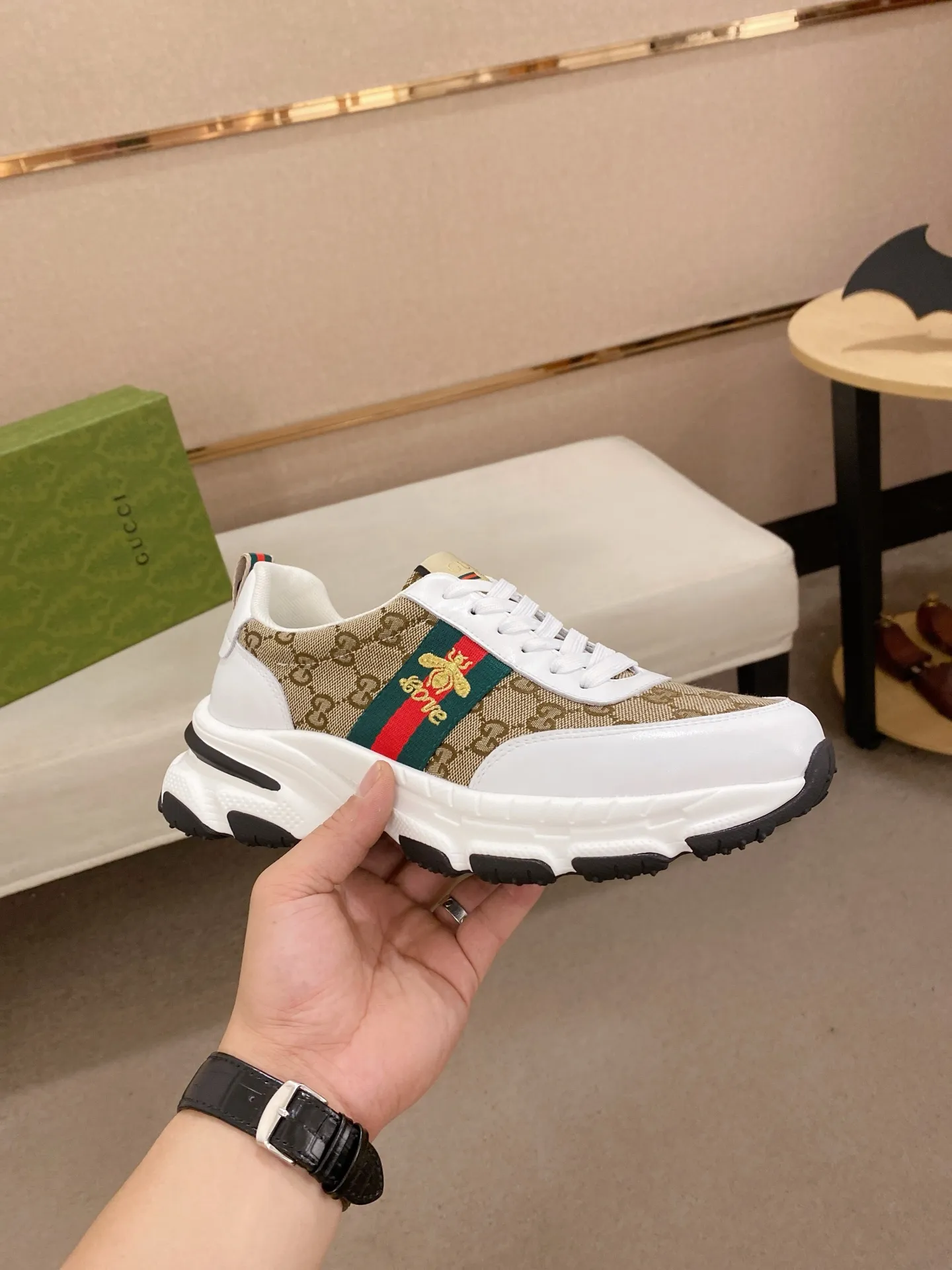 Men's shoes 💰 442 💰 High-quality new GUCCI counters are on the market at the same time. The new men's shoes, 😘fabrics are selected imported cowhide, lining: mesh breathable lining. 👍🏿 High-end ☄️ air-cushion molded anti-slip rubber outsole, exquisite lines, simple and elegant, comfortable and high-end for leisure travel. Code number: 38 to 44 (45 can be customized and cannot be returned or exchanged)
